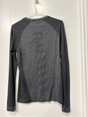 Ryu Women's Long Sleeve Performance Top in Charcoal Gray
